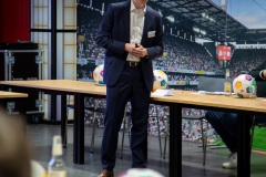 Carsten Peter stellt IPO und IBO als Finanzierungsalternativen vor