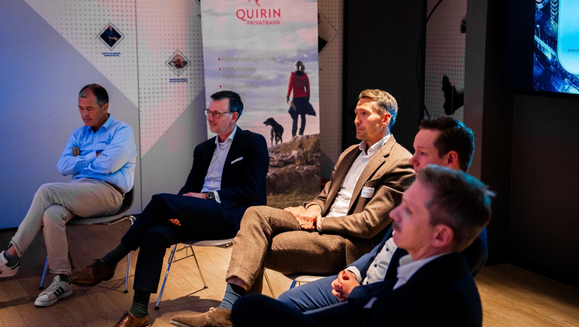 Sports meet Corporate Finance zu Gast beim HSV. Mit dabei: Fußball-Legende René Adler (3.v.l)