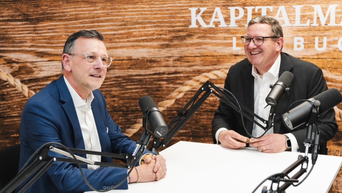Uwe Bögershausen (r.) zu Gast bei Carsten Peter (l.) und Tobias Reiter im Podcast "Kapitalmarkt Logbuch"