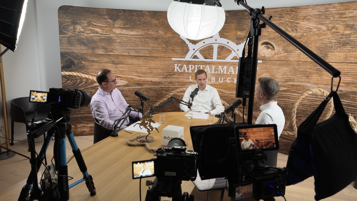 Holger Clemens Hinz, Henning von Kottwitz und Dr. Christian Maier bei der Aufnahme des Podcasts "Kapitalmarkt Logbuch"