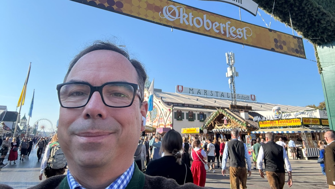 Holger Clemens Hinz ist nach dem Messeprogramm auf dem Weg zu Festzelt der Bits&Pretzels